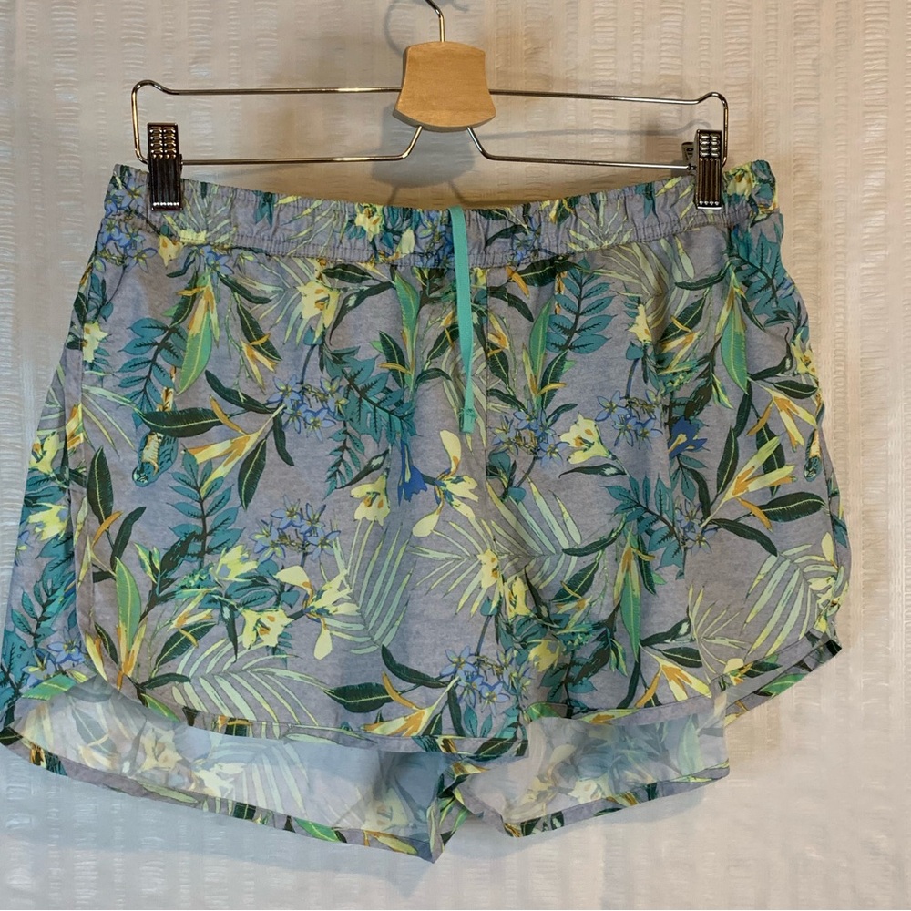 Old Navy Active running shorts in a gray floral print. Size Large.